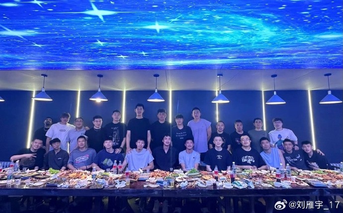 华体会APP-刘雁宇微博分享旧日队友合影：相聚并非起点，离别亦非终点