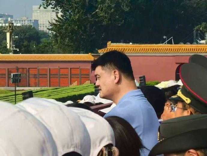 华体会官网-身形瞩目，姚明现场观礼阅兵仪式