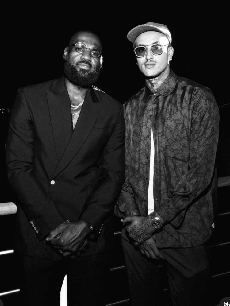 顶级松弛感！库兹马回顾休赛期 还有自己与詹姆斯布克等人合照！