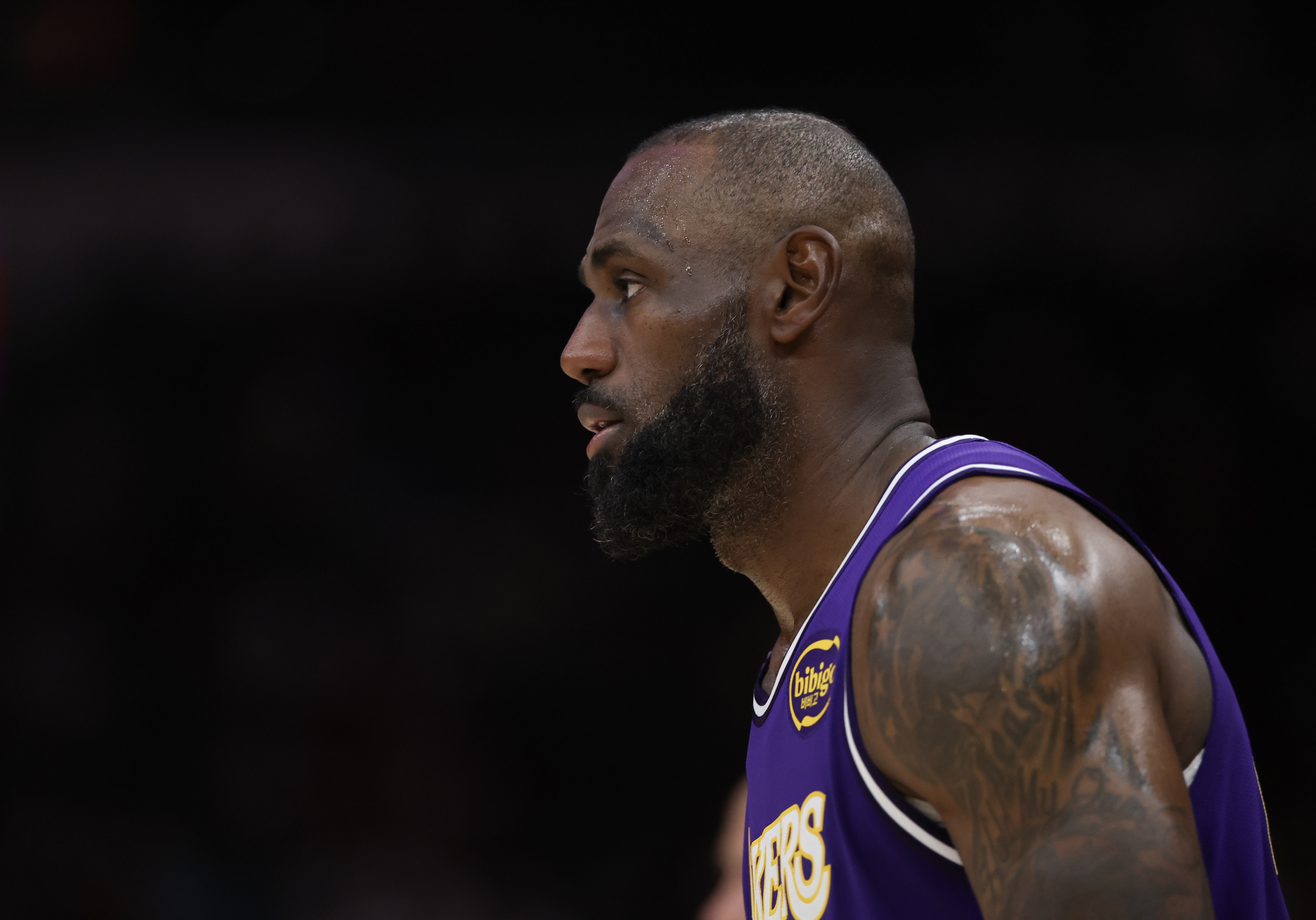 华体会官网-15季后赛欧文&amp;乐福受伤&amp;21浓眉受伤！詹媒：为何是詹姆斯来承受？